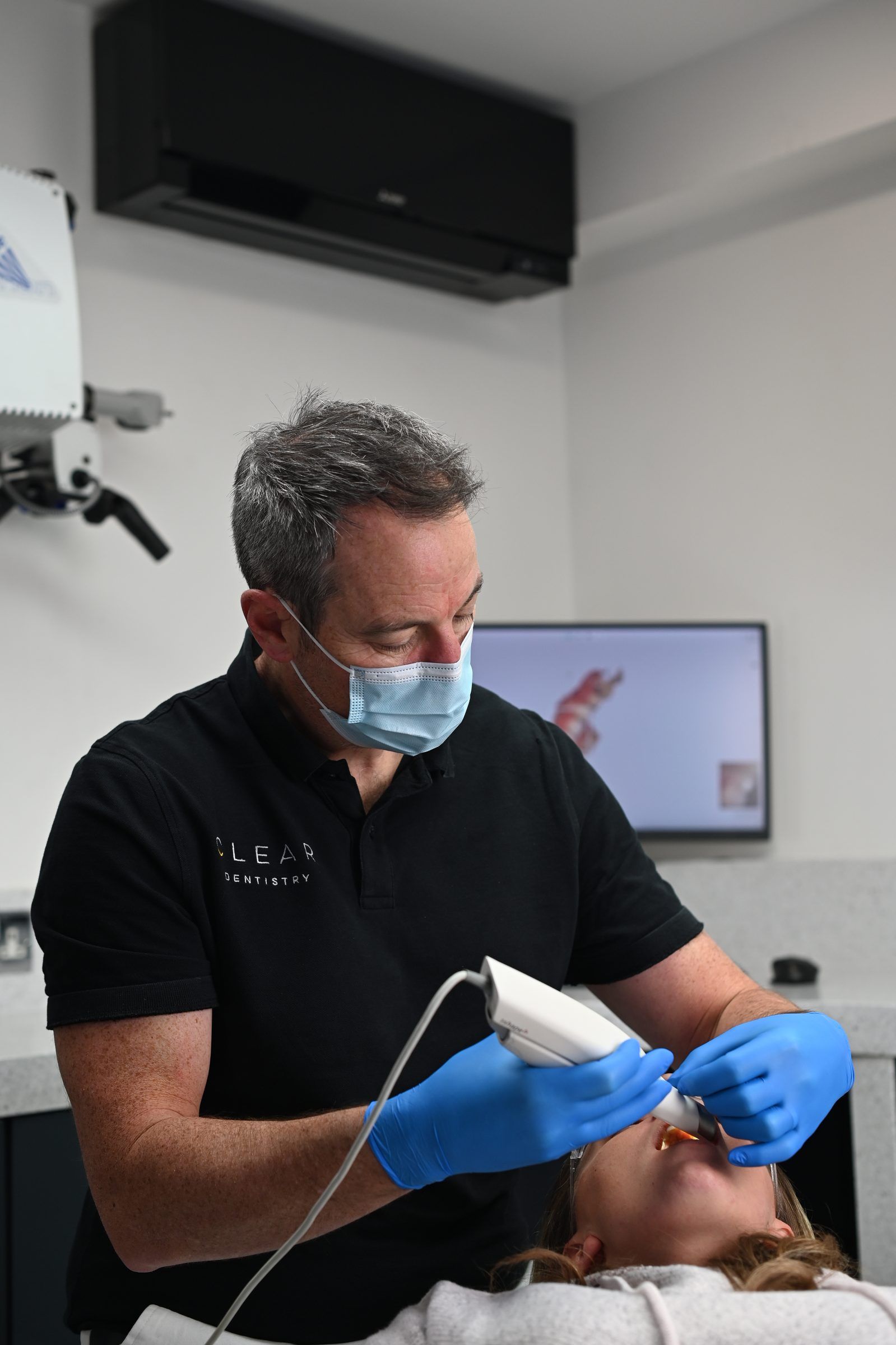 Dr Leigh Knowles taking an iTero scan